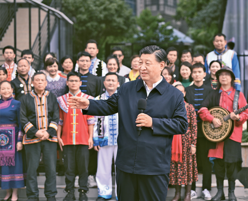 2023年12月14日至15日，中共中央總書(shū)記、國(guó)家主席、中央軍委主席習(xí)近平在廣西考察。這是14日上午，習(xí)近平在南寧市良慶區(qū)蟠龍社區(qū)考察時(shí)，同社區(qū)各族群眾親切交流。