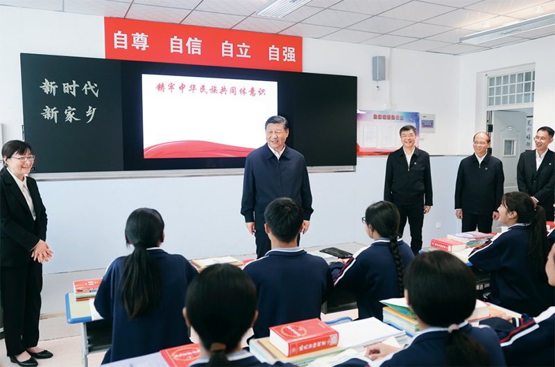 2024年6月18日至19日，中共中央總書(shū)記、國(guó)家主席、中央軍委主席習(xí)近平在青?？疾臁＿@是18日下午，習(xí)近平在果洛西寧民族中學(xué)高一（1）班觀摩“新時(shí)代、新家鄉(xiāng)”主題思政課。