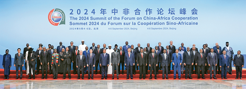 2024年9月5日上午，國(guó)家主席習(xí)近平在北京人民大會(huì)堂出席中非合作論壇北京峰會(huì)開(kāi)幕式并發(fā)表主旨講話。這是開(kāi)幕式前，習(xí)近平同出席峰會(huì)的外方領(lǐng)導(dǎo)人集體合影。