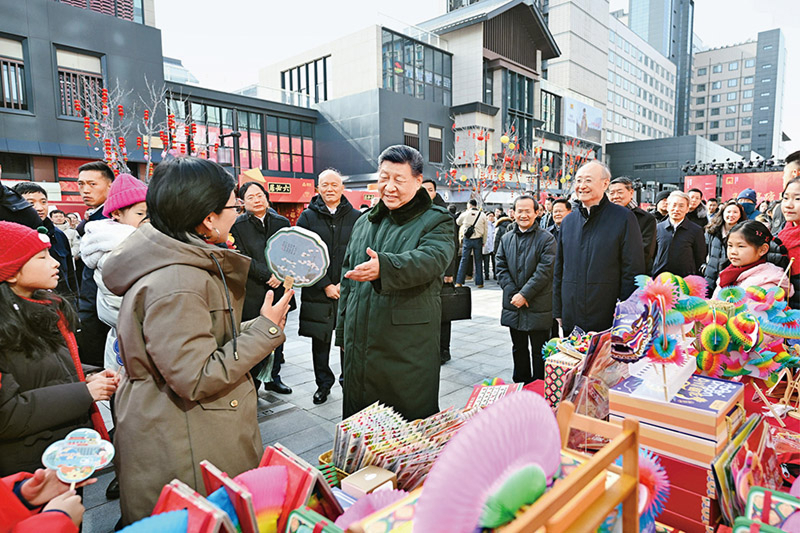 2026年2月9日至10日，中共中央總書記、國(guó)家主席、中央軍委主席習(xí)近平在北京考察并看望慰問(wèn)基層干部群眾。這是10日上午，習(xí)近平在東城區(qū)隆福寺街區(qū)新春市集考察時(shí)，同現(xiàn)場(chǎng)群眾親切交流。
