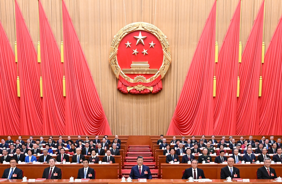 3月12日下午，第十四屆全國人民代表大會第四次會議在北京人民大會堂閉幕。黨和國家領(lǐng)導人習近平、李強、王滬寧、蔡奇、丁薛祥、李希、韓正等在主席臺就座。